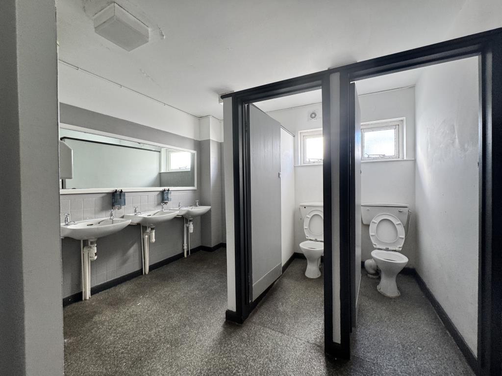 Lot: 61 - BAR IN CENTRAL NEWQUAY WITH POTENTIAL - Toilets
